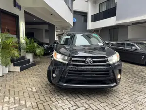 Toyota Highlander SE 4x2 V6 (3.5L 6cyl 8A) 2017 Black