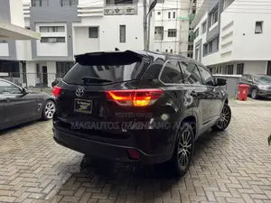 Toyota Highlander SE 4x2 V6 (3.5L 6cyl 8A) 2017 Black