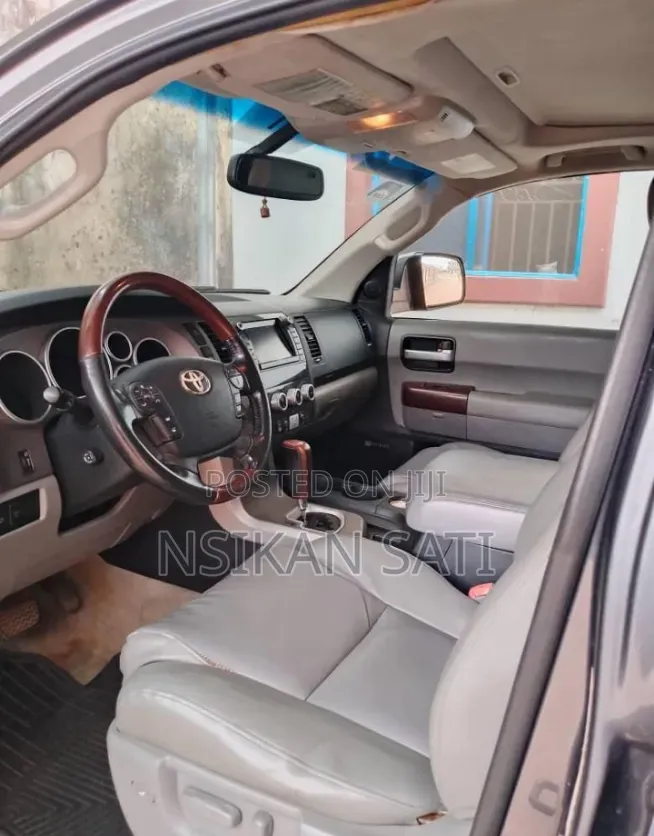 Toyota Sequoia 2011