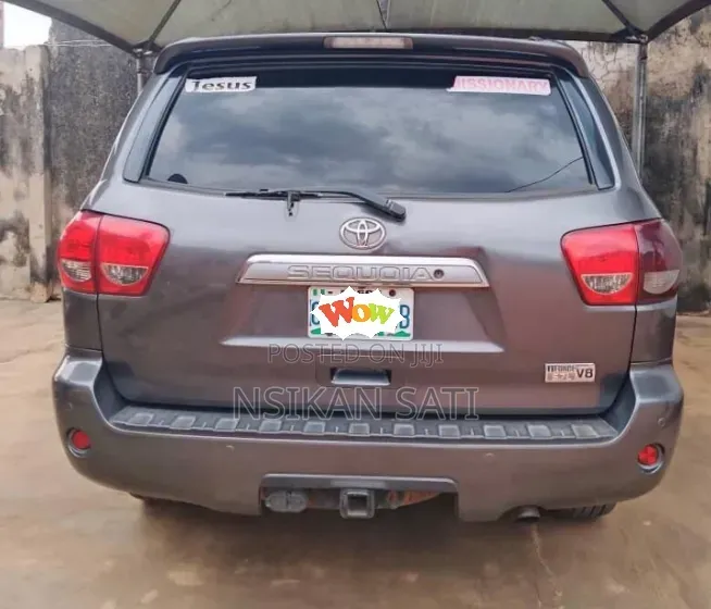 Toyota Sequoia 2011