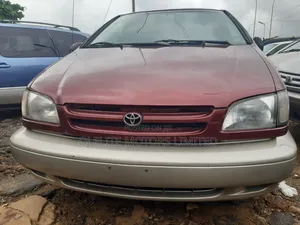 Toyota Sienna 2000 Red