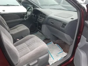 Toyota Sienna 2000 Red