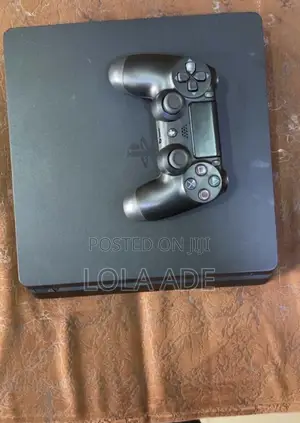 Play Station 4 Slim