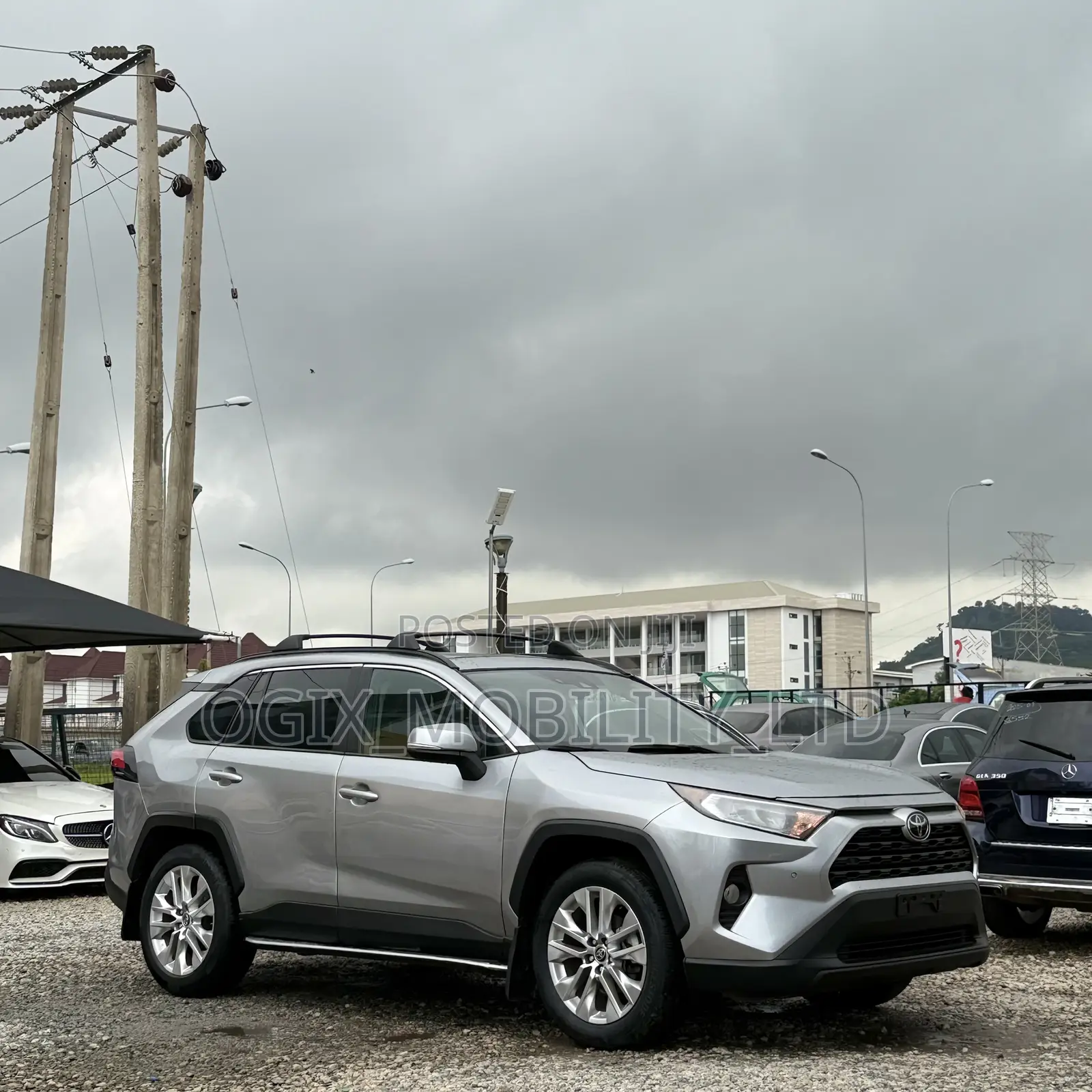 Toyota RAV4 XLE 2022 Silver