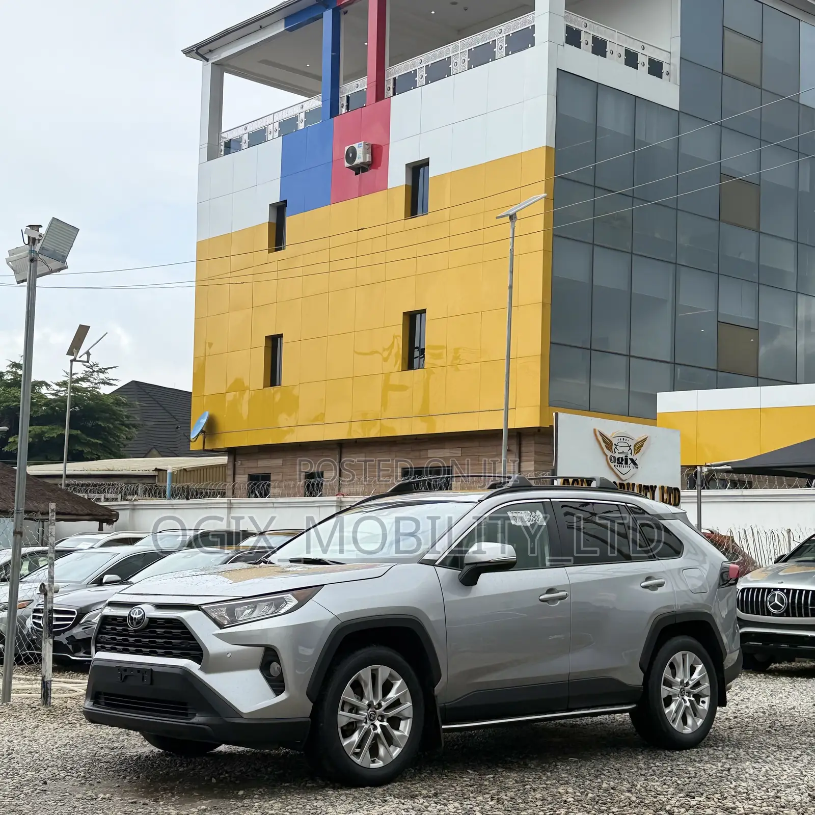 Toyota RAV4 XLE 2022 Silver