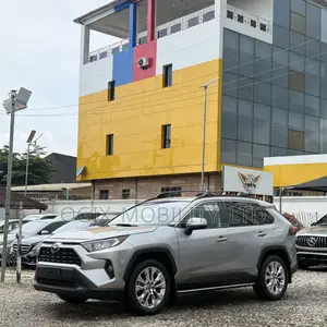Toyota RAV4 XLE 2022 Silver