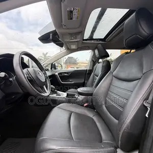 Toyota RAV4 XLE 2022 Silver