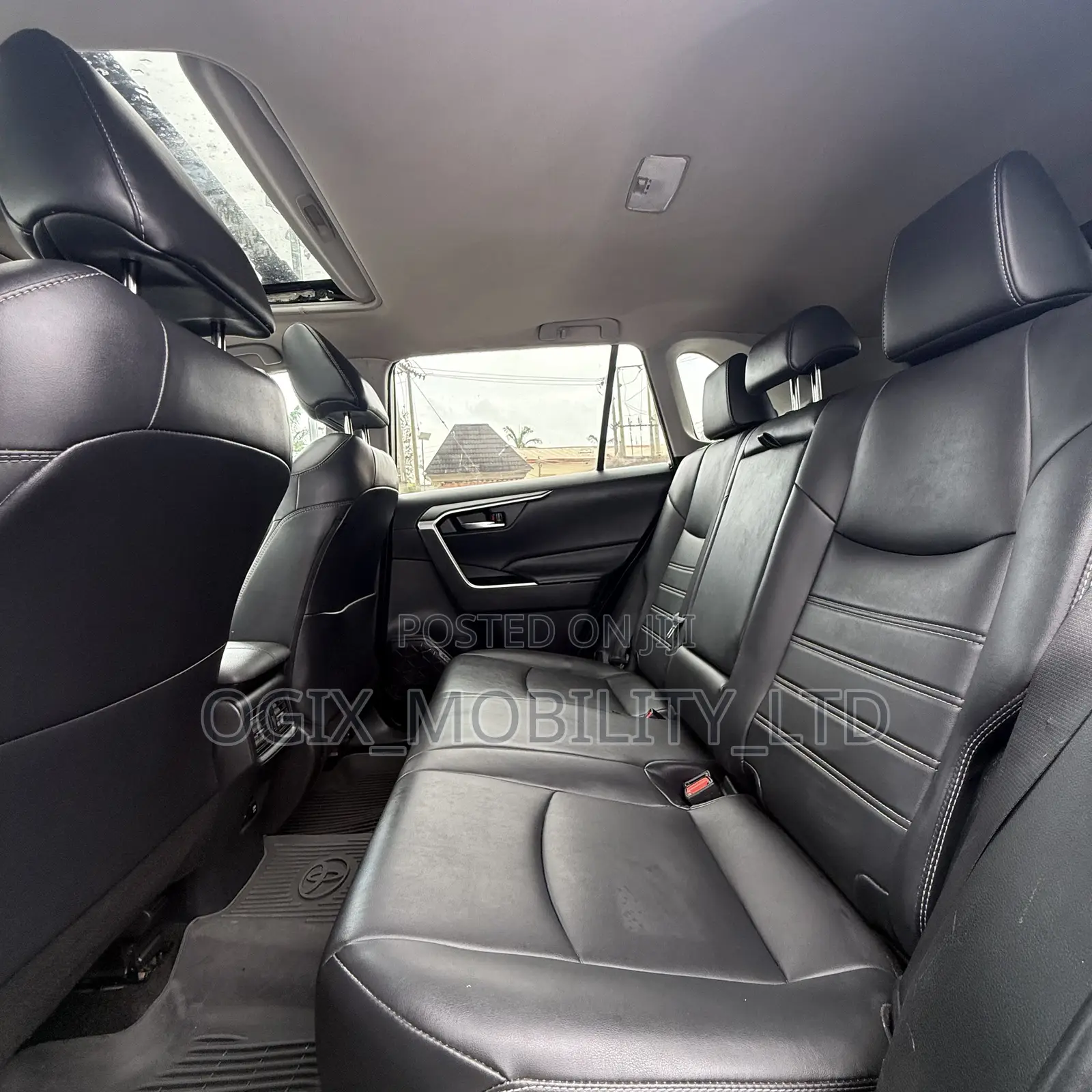 Toyota RAV4 XLE 2022 Silver