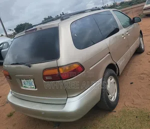 Toyota Sienna 2002 Gold