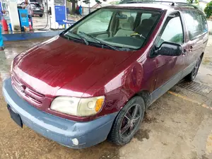 Toyota Sienna 2000 Red