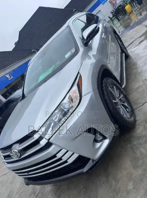 Toyota Highlander XLE 4x4 V6 (3.5L 6cyl 8A) 2018 Silver
