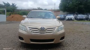 Toyota Camry Base 4dr Sedan (2.5L 4cyl 6M) 2010 Gold