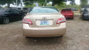 Toyota Camry Base 4dr Sedan (2.5L 4cyl 6M) 2010 Gold