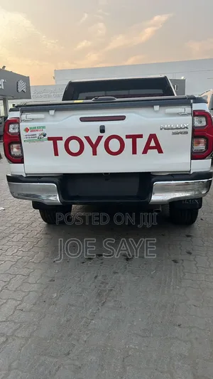 Toyota Hilux 2021 White