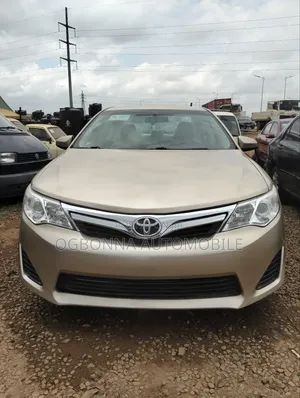 Toyota Camry LE 4dr Sedan (2.5L 4cyl 6A) 2013 Gold