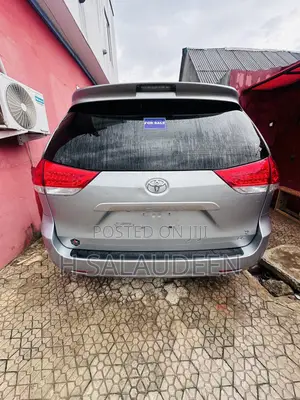 Toyota Sienna 2011 Silver