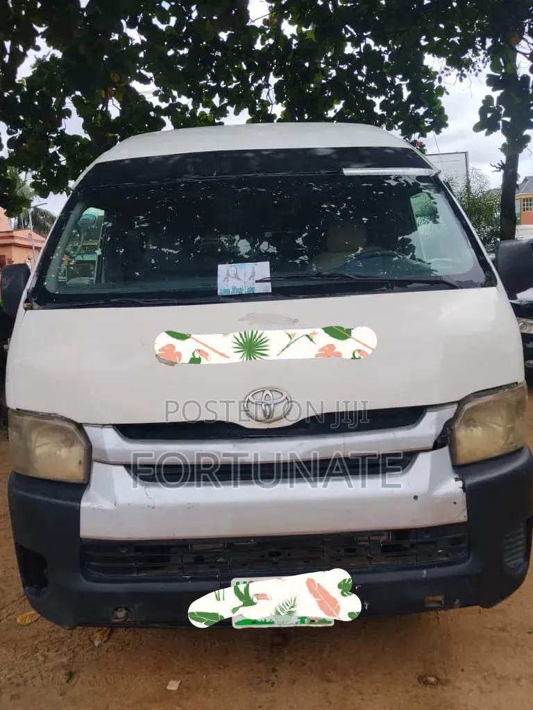 Toyota HiAce 2004 White