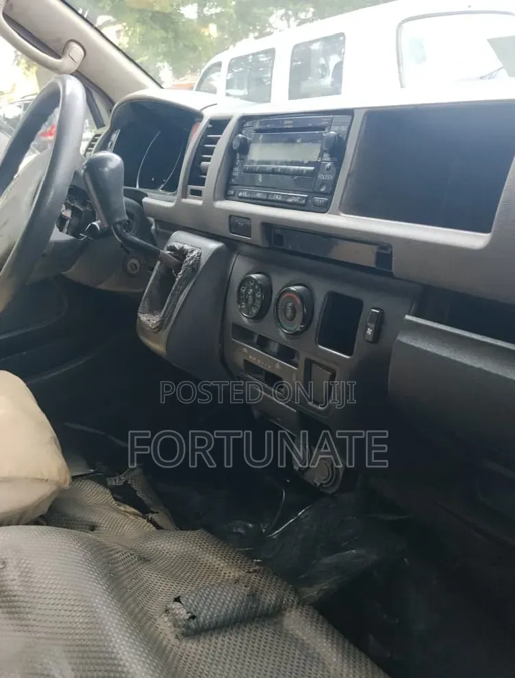 Toyota HiAce 2004 White