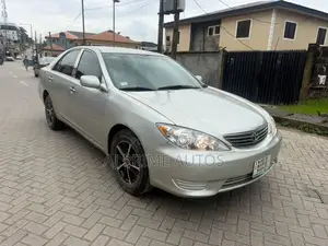 Toyota Camry LE 4dr Sedan (2.4L 4cyl 5A) 2005 Silver