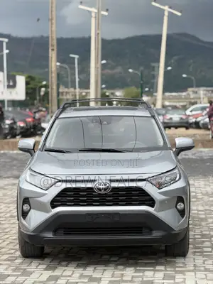 Toyota RAV4 XLE 2022 Silver