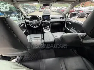 Toyota RAV4 XLE 2022 Silver