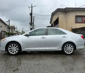 Toyota Camry XLE V6 4dr Sedan (3.5L 6cyl 6A) 2013 Silver