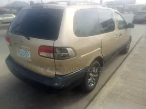 Toyota Sienna 2000 Gold