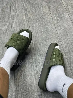 *Louis Vuitton Slide