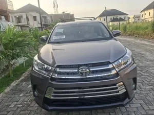 Toyota Highlander XLE 4dr SUV AWD (3.5L 6cyl 6A) 2015 Gray