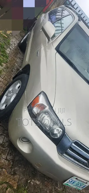 Toyota Highlander Limited 2025 Gold