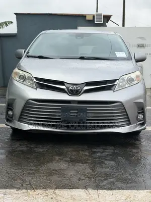 Toyota Sienna XLE (3.5L 6cyl 8A) 2018 Silver