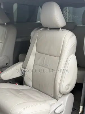 Toyota Sienna XLE (3.5L 6cyl 8A) 2018 Silver
