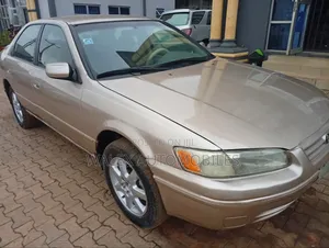 Toyota Camry 2000 Gold