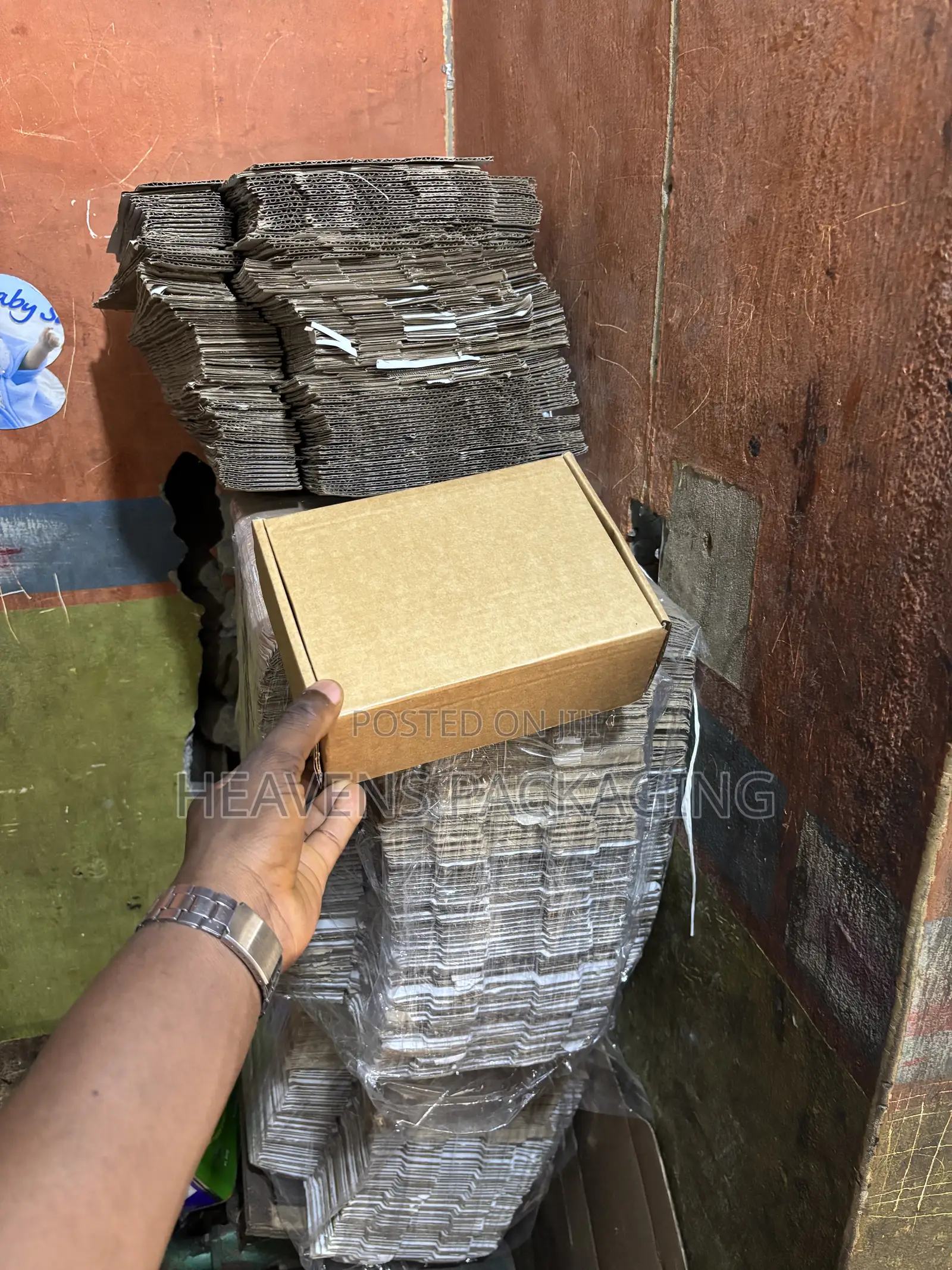 22 by 15 by 8cm Mailer Box