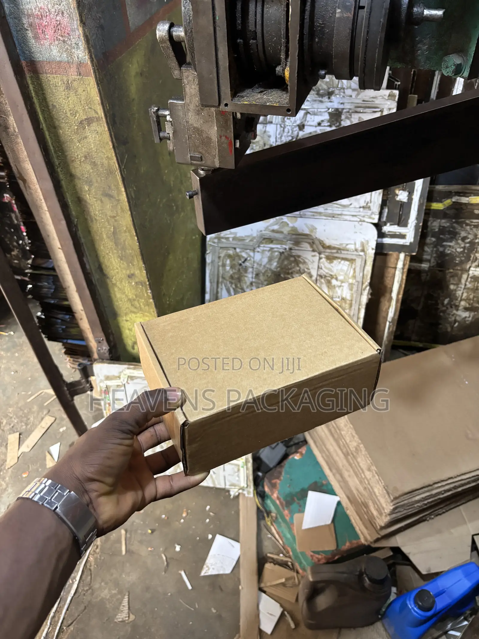22 by 15 by 8cm Mailer Box