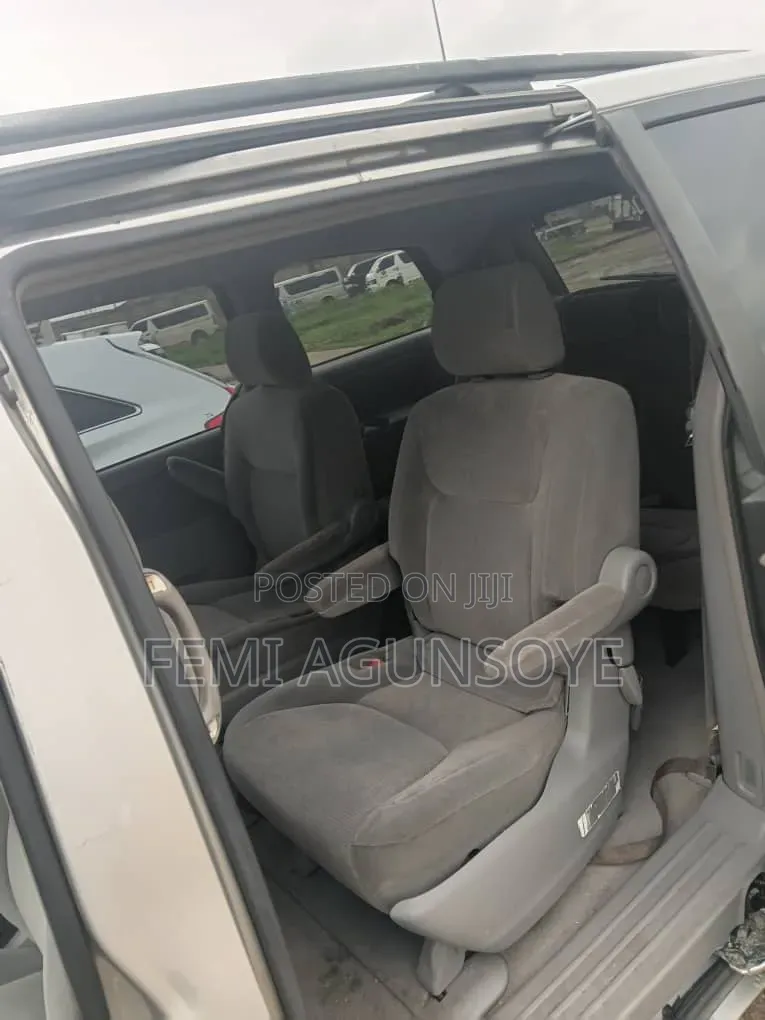 Toyota Sienna 2005 Silver