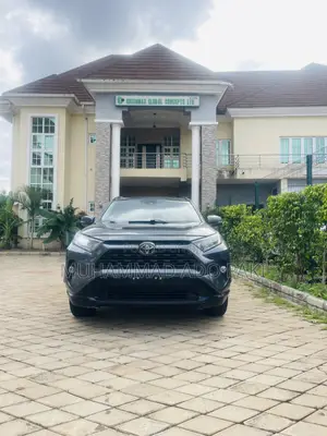 Toyota RAV4 XLE 2021 Gray