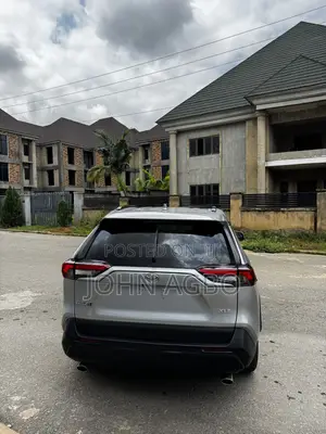 Toyota RAV4 XLE 2021 Silver