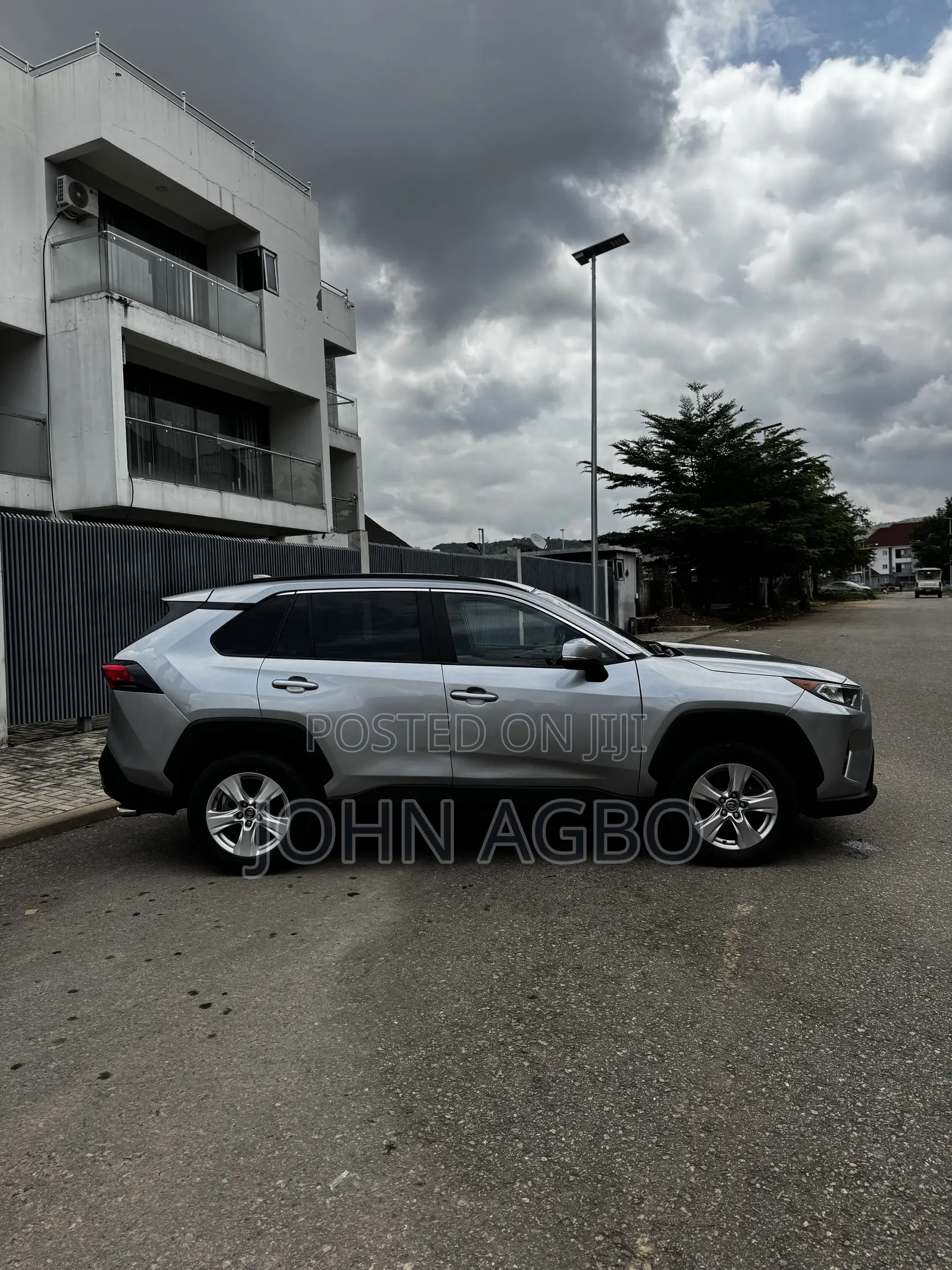 Toyota RAV4 XLE 2021 Silver