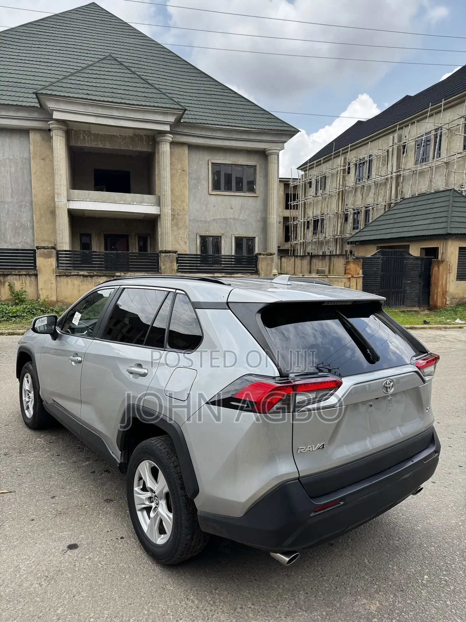 Toyota RAV4 XLE 2021 Silver