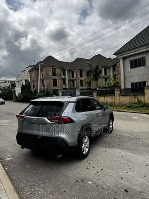 Toyota RAV4 XLE 2021 Silver