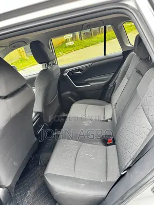 Toyota RAV4 XLE 2021 Silver