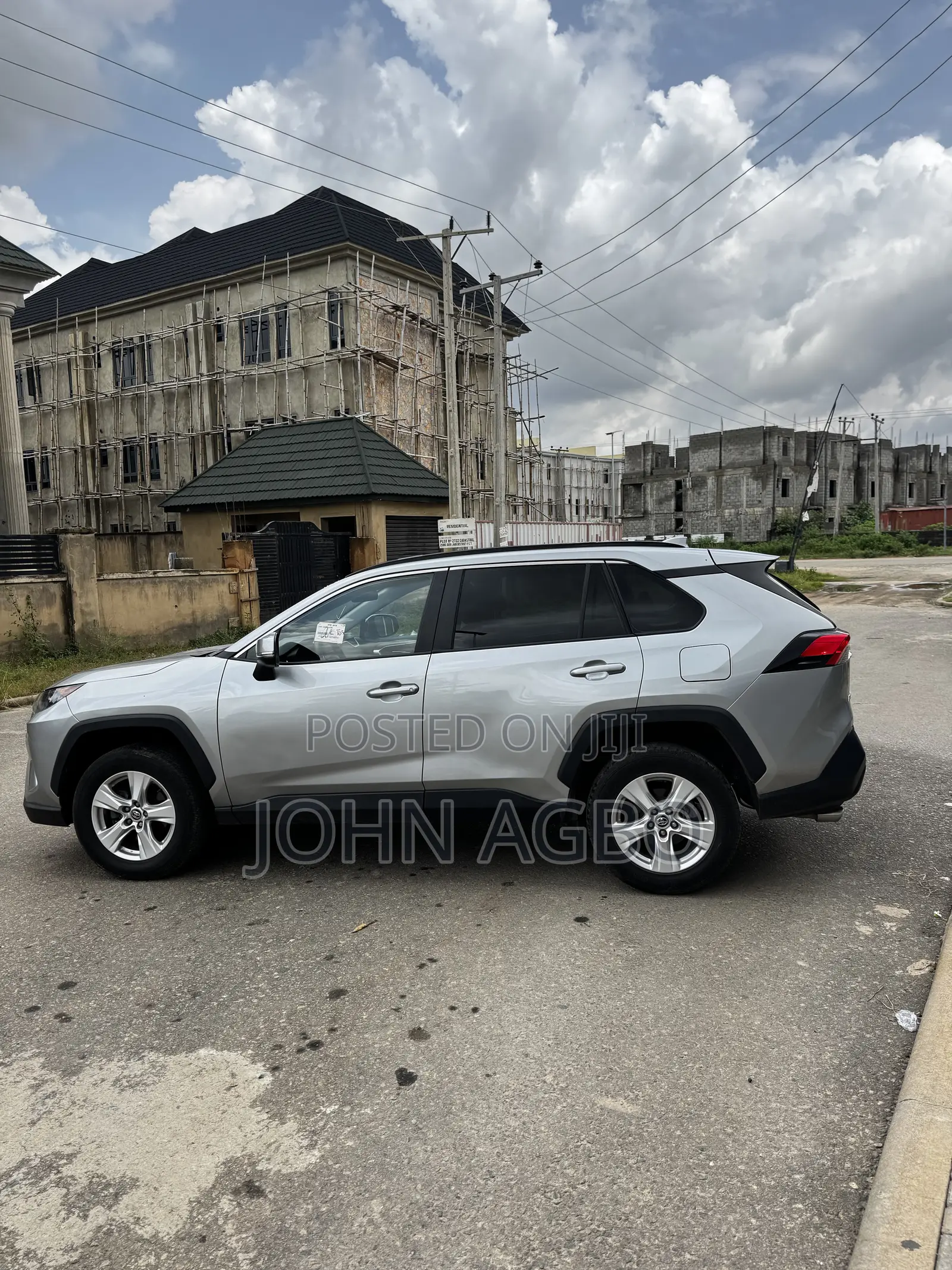 Toyota RAV4 XLE 2021 Silver
