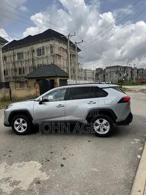 Toyota RAV4 XLE 2021 Silver