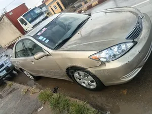Toyota Camry LE 4dr Sedan (2.4L 4cyl 4A) 2004 Gold