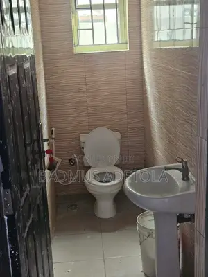 2bdrm Block of Flats in Royal Garden Estate, Lakowe for rent