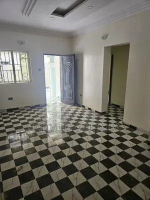 2bdrm Block of Flats in Royal Garden Estate, Lakowe for rent