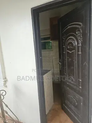 2bdrm Block of Flats in Royal Garden Estate, Lakowe for rent