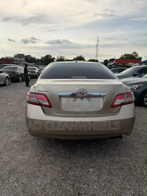 Toyota Camry LE 4dr Sedan (2.5L 4cyl 6AM) 2010 Gold