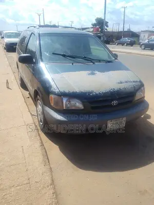Toyota Sienna CE & 1 hatch 2000 Green